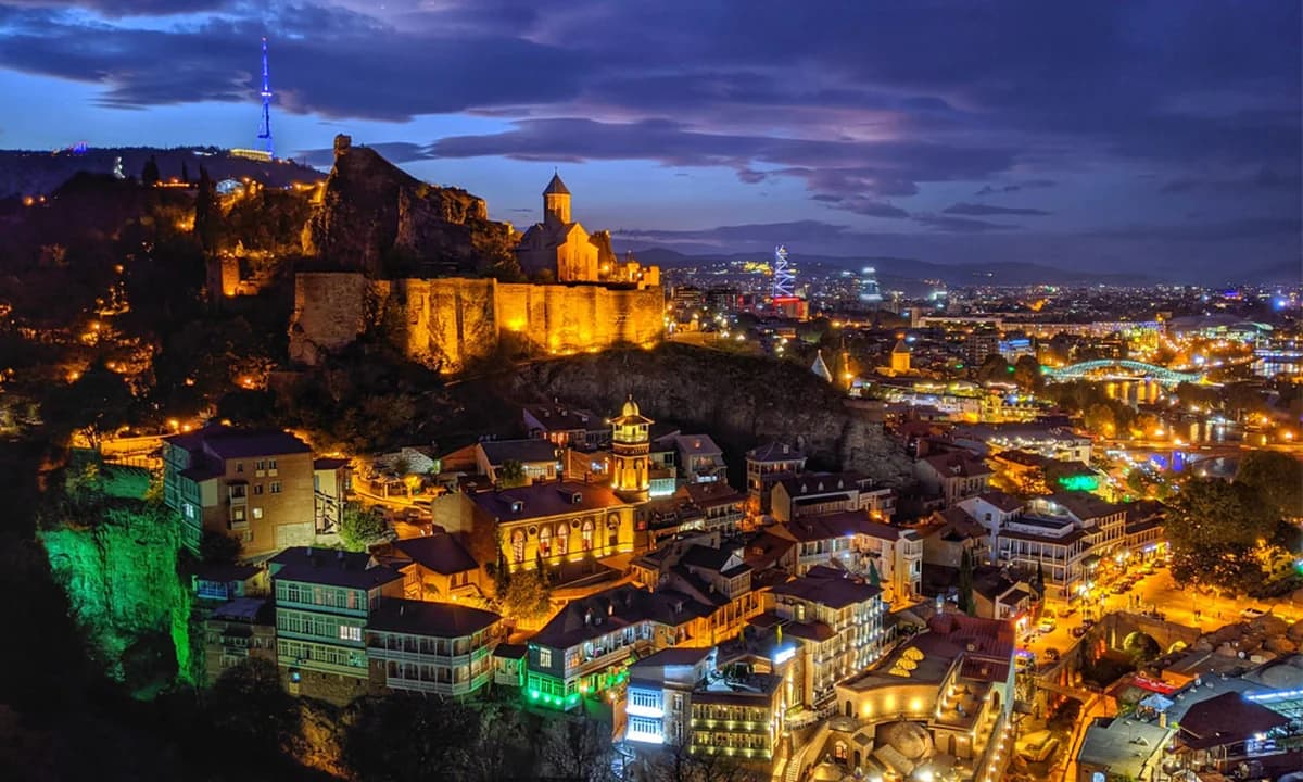 Eski Tiflis'in akşam manzarası